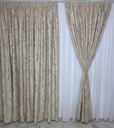 Draperie Davinci Catifea Crem cu Insertii – Ideala pentru Livinguri Luminoase cu Canapele Crem, Mobilier Bej si Accente Aurii – Confectionata pe Comanda
