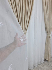 Set Granada: Perdea alba tip in-model floral si Draperie Crem Deschis pentru Living si Dormitor Crem-Confectionat la Comanda Casablanca Magazin