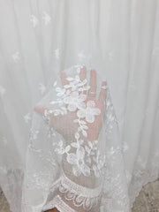 Set Larisa: Perdea alba tip in-model floral si Draperie Crem Deschis pentru Living si Dormitor Crem-Confectionat la Comanda Casablanca Magazin