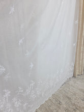 Perdea alba material plin ca textura tip in cu flori albe model Granada
