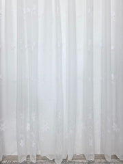 Perdea alba material plin ca textura tip in cu flori albe model Amalia