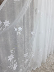 Set Amalia: Perdea alba tip in-model floral si Draperie Crem-Gri Grej pentru Living si Dormitor in nuante de alb,gri Crem-Confectionat la Comanda Casablanca Magazin