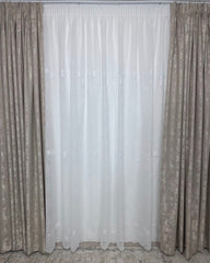 Perdea alba material plin ca textura tip in cu flori albe model Mihai