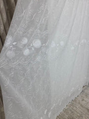 Perdea alba material plin ca textura tip in cu flori albe model Mihai