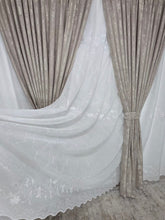Ideal pentru living si dormitor cu pat sau canapea crem ori bej, pereti albi si mobilier lemn natur – Set Gioconda: Perdea Alba cu Aspect de In si Model Floral si Draperie Crem-Bej – confectionat la comanda Casablanca Magazin
