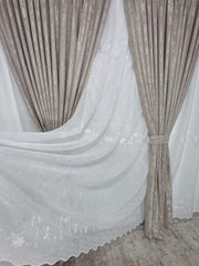 Set Gioconda: Perdea alba tip in-model floral si Draperie Crem-Bej pentru Living si Dormitor Crem-Confectionat la Comanda Casablanca Magazin
