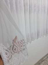 Perdea Evin Scurta din Bamboo Alba cu Broderie – Material Transparent cu Textura Plina – Ideala pentru Bucatarii si Ferestre de pana la 1,80 m – Confectionata pe Comanda Casablanca Magazin