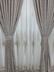 Set Mihaela – Perdea Bamboo Alba cu Broderie Crem-Bej Model Pom si Draperie Crem-Bej Tip Vopsea Decorativa Blackout 60% – Ideal pentru Livinguri si Dormitoare Luminoase – Confectionat pe Comanda Casablanca Magazin
