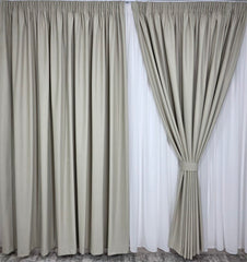 Recomandarea Designului de Interior-Set Delia: Perdea GARANTAT Nesifonabila si Draperie Catifea Crem Ce Nu Permite Deloc DELOC Patrunderea Luminii – Ideal pentru Livinguri si Dormitoare Elegante – Confectionat pe Comanda Casablanca Magazin