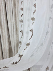 Set Fabio: Perdea Sable Crem cu Flori Maro si Draperie Catifea Crem cu Insertii Aurii
