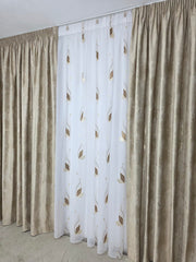 Set Teo: Perdea Sable Alba cu Frunze Maro si Draperie Catifea Auriu cu Insertii Aurii