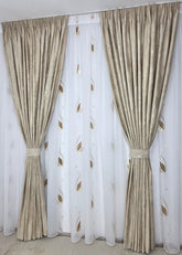 Set Teo: Perdea Sable Alba cu Frunze Maro si Draperie Catifea Auriu cu Insertii Aurii