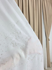Ideal pentru living si dormitor cu pat sau canapea crem ori bej si pereti albi – Set Honey: Perdea Matase cu Insertii Aurii pe Jumatate si Draperie Catifea Superioara Vanilie Crem Latte, Blackout 80%, cu Cadere Grea – confectionat pe comanda