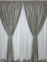 Set Aria: Perdea Din Matase Moale Cu Insertii Aurii Pe Jumatate Si Draperie Din Catifea Grej Deschis Cu Insertii Aurii