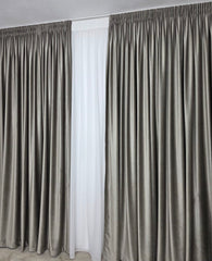 Ideal pentru living si dormitor cu pat sau canapea gri, crem ori bej si pereti albi – Set Reva: Perdea Alba Simpla Silk si Draperie Catifea Crem-Gri (Grej) Tip Velura – confectionat pe comanda