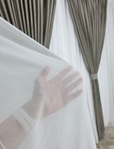 Perdea Silk Alba cu Textura Fina si Cadere Fluida – Material Moale, Plin si Nesifonabil – Ideala pentru living si dormitor cu pat sau canapea crem, bej ori gri deschis si mobilier alb sau lemn natur – confectionata pe comanda