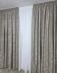 Set Cristina: Perdea Betty Alba Tip Matase Moale cu Cadere Grea si Draperie Bej Tip Vopsea Decorativa, Usoara cu Textura Plina - Ideal pentru living si dormitor cu pat sau canapea crem ori bej si pereti albi - confectionat pe comanda
