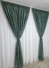Set Miriana: Perdea Alba Simpla Voal Premium Luda si Draperie Catifea Plina Verde Smarald cu Insertii Model Amazon - Ideal pentru living si dormitor cu pat sau canapea verde smarald, crem ori bej si pereti albi - confectionat pe comanda