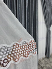 Ideal pentru living si dormitor cu pat sau canapea gri inchis, pereti albi si mobilier alb sau gri - Set Amadeo: Perdea Alba cu Broderie Sparta si Draperie Catifea Gri Inchis cu Insertii - confectionat pe comanda