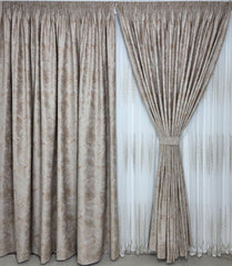 Ideala pentru living si dormitor cu pat sau canapea crem ori bej, pereti albi - Draperie Lisabona din Catifea Crem-Bej cu Insertii Aurii - confectionata pe comanda
