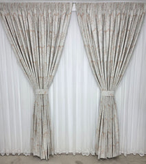 Ideal pentru living si dormitor cu pat sau canapea crem ori bej, pereti albi - Set Lisabona: Perdea Bamboo Ivoire cu Broderie Tip Ploita Crem si Draperie Lisabona din Catifea Ivoire cu Insertii Aurii - confectionat pe comanda