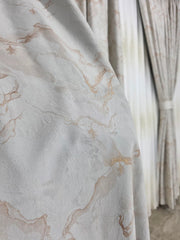 Ideal pentru living si dormitor cu pat sau canapea crem ori bej, pereti albi - Set Carolina: Perdea Bamboo cu Broderie Tip Ploita Crem Auriu si Draperie Lisabona din Catifea Ivoire cu Insertii Aurii - confectionat pe comanda