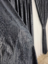 Ideala pentru living si dormitor cu pereti albi, canapea sau pat gri, antracit ori negru, mobilier alb, gri sau negru si accente argintii in decor - Draperie din Catifea Neagra cu Insertii Argintii Model Daiana- confectionata pe comanda