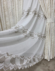 Ideal pentru living si dormitor cu pat sau canapea crem ori bej, pereti albi - Set Minodora: Perdea Crem din Material Plin cu Broderie Sparta Crem-Maro si Draperie din Catifea Ivoire cu Insertii Aurii - confectionat pe comanda