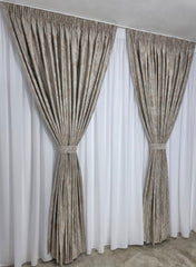 Ideal pentru Living si Dormitor – Set Geanina: Perdea Alba din Material Plin cu Cadere Grea si Model Liniute, Draperie Grej Crem-Gri cu Insertii Aurii – Confectionat pe Comanda