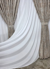 Ideal pentru Living si Dormitor – Set Geanina: Perdea Alba din Material Plin cu Cadere Grea si Model Liniute, Draperie Grej Crem-Gri cu Insertii Aurii – Confectionat pe Comanda