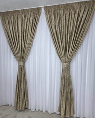 Set Raluca – Perdea Alba cu Aspect de In Natural, Foarte Moale si Catifelata si Draperie Crem Auriu cu Insertii Aurii – Ideal pentru Living si Dormitor, Pat sau Canapea Crem, Bej ori Maro, Pereti Albi – Confectionat pe Comanda