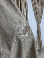Draperie Spania din Catifea Crem-Auriu cu Insertii Aurii – Ideala pentru Living si Dormitor, Pat sau Canapea Crem, Bej, Alb, Maro ori Gri, Pereti Albi si Mobilier Alb, Crem sau Maro – Confectionata pe Comanda