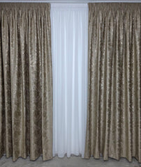 Draperie Spania din Catifea Crem-Auriu cu Insertii Aurii – Ideala pentru Living si Dormitor, Pat sau Canapea Crem, Bej, Alb, Maro ori Gri, Pereti Albi si Mobilier Alb, Crem sau Maro – Confectionata pe Comanda