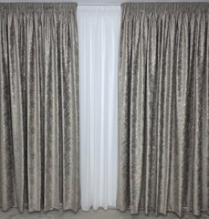 Set Tania – Perdea Venetia Alba cu Sidef, Material Plin Nesifonabil, Tip Matase cu Aspect de In si Draperie Spania din Catifea Grej (Crem-Auriu) cu Insertii Aurii – Ideal pentru Living si Dormitor, Pat sau Canapea Crem, Bej, Gri ori Maro