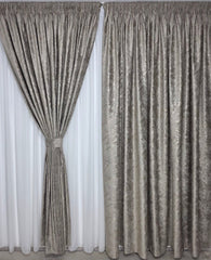 Set Tania – Perdea Venetia Alba cu Sidef, Material Plin Nesifonabil, Tip Matase cu Aspect de In si Draperie Spania din Catifea Grej (Crem-Auriu) cu Insertii Aurii – Ideal pentru Living si Dormitor, Pat sau Canapea Crem, Bej, Gri ori Maro