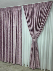 Set Pinky – Perdea Venetia Alba cu Sidef, Material Plin Nesifonabil, Tip Matase cu Aspect de In si Draperie Spania din Catifea Roz Pudra cu Insertii Aurii – Ideal pentru Living si Dormitor, Pat sau Canapea Crem, Bej, Gri ori Alb