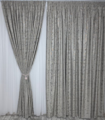 SuperPRET*Set Bogdan Perdea Voal si Draperie Grej Deschis cu Insertii Blackout 70-90% pentru Living si Dormitor cu Mobilier Crem si Gri, Confectionat la Comanda Casablanca Magazin