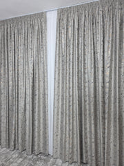 SuperPRET*Set Bogdan Perdea Voal si Draperie Grej Deschis cu Insertii Blackout 70-90% pentru Living si Dormitor cu Mobilier Crem si Gri, Confectionat la Comanda Casablanca Magazin