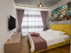 Set Bujor – Perdea Voal Model Floral Roz cu Verde Olive si Draperie Catifea Roz Lila – ideal pentru livinguri cu canapele crem, bej, roz pudra sau verde olive si mobilier alb sau lemn natur – confectionat pe comanda