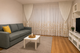 Set Ivora – Perdea Alba cu Flori Crem si Draperie Blackout cu Flori Crem – ideal pentru livinguri cu canapele crem, bej, cappuccino sau alb si mobilier lemn natur sau alb – confectionat pe comanda