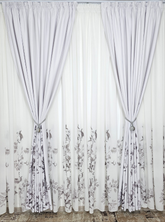 Set Xiora: perdea alba cu flori gri si draperie blackout cu flori gri