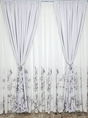 Set Xiora – Perdea Alba cu Flori Gri si Draperie Blackout cu Flori Gri – ideal pentru livinguri cu canapele gri, crem sau albe si mobilier modern alb, gri sau lemn natur – confectionat pe comanda