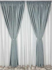 Set Luciana – Perdea Turcoaz din Bamboo Tip In si Draperie Turcoaz Tip Vopsea Decorativa – ideal pentru livinguri moderne si dormitoare fresh cu canapele crem, alb, gri sau accente turcoaz si mobilier lemn natur sau alb – confectionata pe comanda