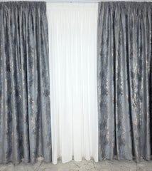 Set Dervis – Perdea Alb Voal Premium Moale Nesifonabila si Draperie Milano din Catifea Gri Inchis cu Insertii Argintii – Set elegant pentru living si dormitor in nuante alb, crem, gri si argintiu, confectionat pe comanda