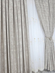 Set Ambra:pentru dormitor sau bucatarie in Nuante de Bej, Crem si Alb - Perdea Tip In Alba cu Broderie Bej si Draperie Bej Tip Vopsea Decorativa - Confectionat pe Comanda