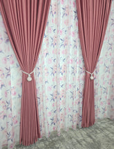 Set Gradina Reginei: Perdea Din Voal Cu Model Floral Si Draperie Soft Roz Semi-Opaca