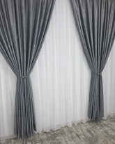 Colectia Pandantiv: Perdea Alba Din Borangic Cu Sidef Argintiu Si Draperie Din Catifea Gri Inchis Cu Insertii