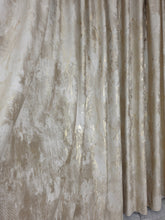 Draperie Milano Catifea Auriu cu Insertii Aurii – ideala pentru livinguri si dormitoare elegante cu canapele crem, bej, gri deschis sau alb si accente aurii, mobilier alb sau lemn natur – confectionata pe comanda