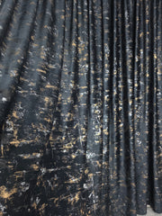 Draperie Mayon Catifea Neagra cu Insertii Aurii – draperie eleganta pentru living si dormitor, ideala pentru canapele crem, bej, gri sau decoruri cu accente aurii si mobilier lemn inchis – confectionata pe comanda