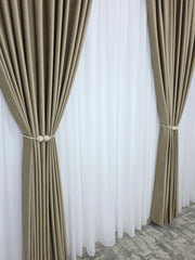 Set Chelsea – Perdea Voal Premium si Draperie Catifea Grej Nisipiu – Ideal pentru Livinguri Calde cu Canapele Crem, Mobilier Bej sau Lemn Natur si Decoruri in Tonuri Pamantii – Confectionat pe Comanda
